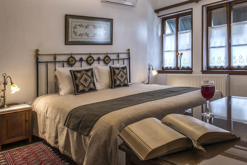 Deluxe Double Room, 1 Queen Bed, Non Smoking, Mountain View | 1 bedroom, premium bedding, in-room safe, individually decorated