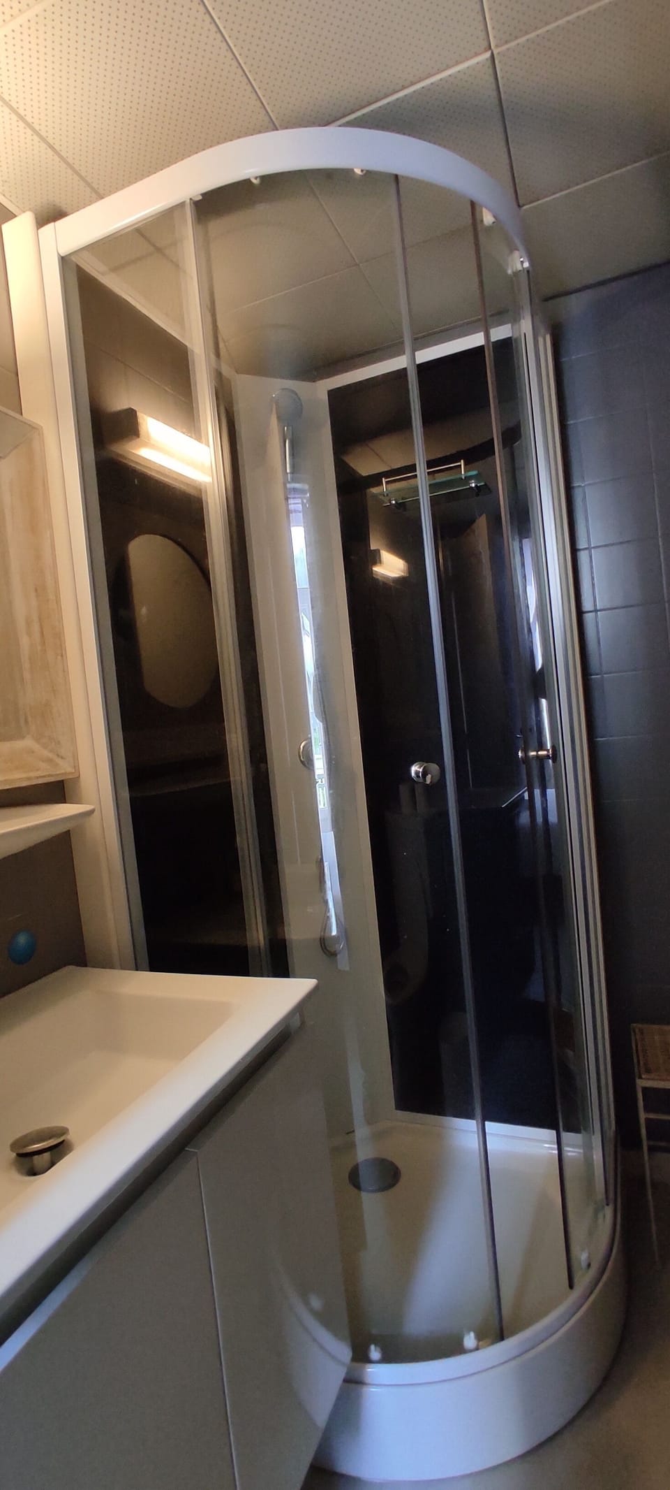 Single Room | Bathroom | Shower, free toiletries, hair dryer, towels