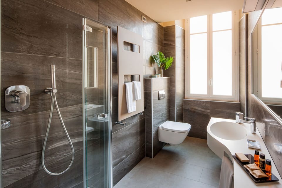Superior Double or Twin Room | Bathroom | Free toiletries, bidet, towels
