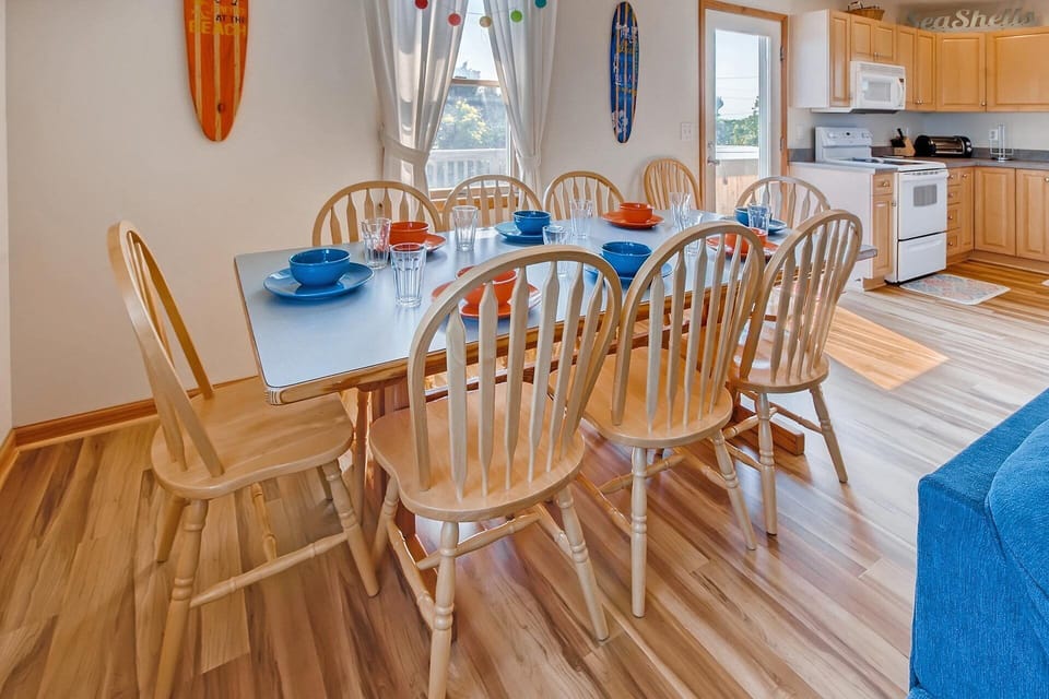 Surf-or-Sound-Realty-Surfin-Sadies-291-Dining-Area