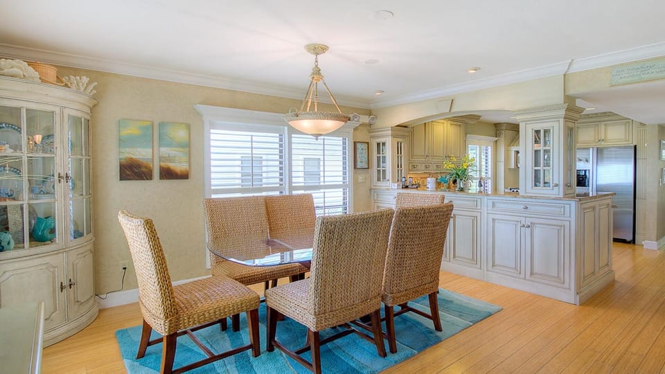 Dining for Six with Views of the Gulf 