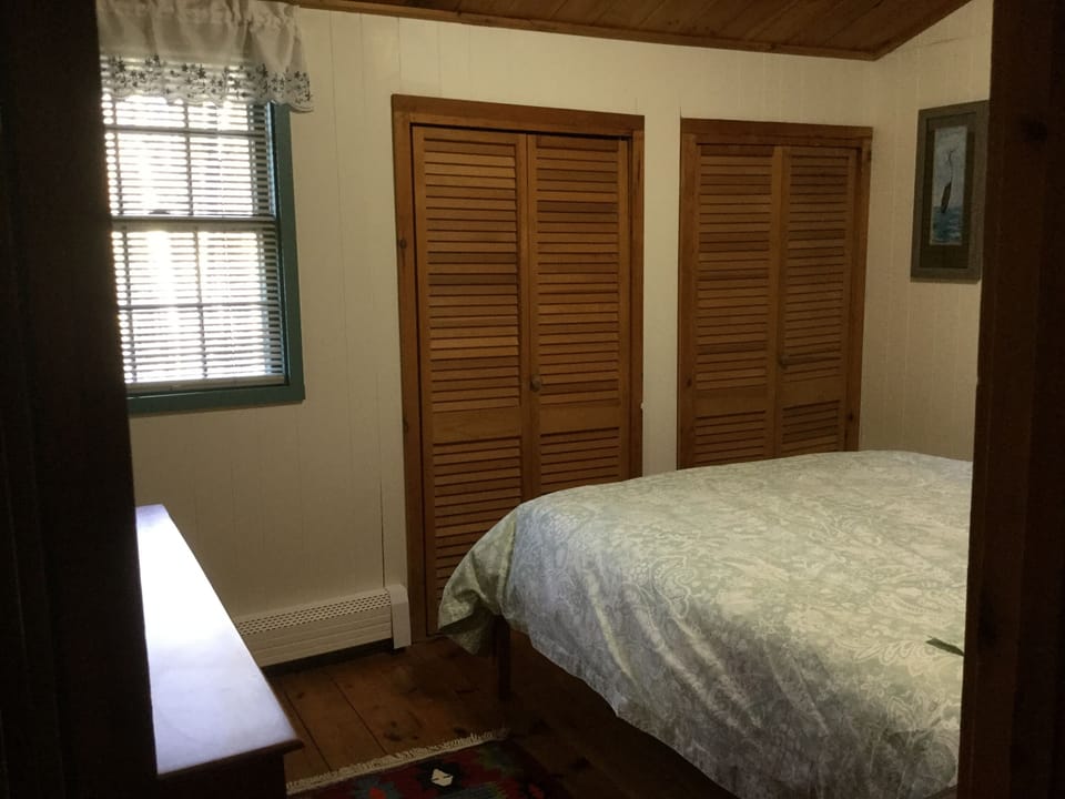 Queen bedroom w/ closets and dresser
