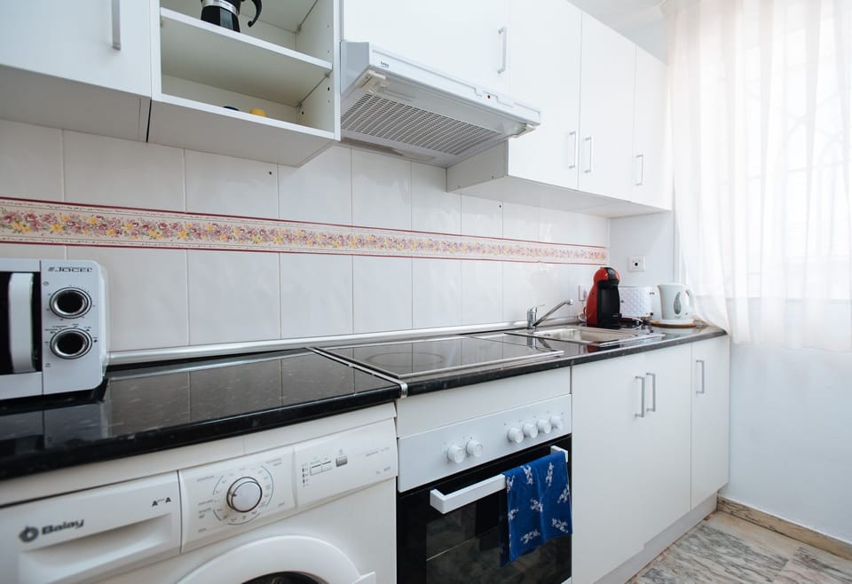Double Room (5) | Shared kitchen | Coffee/tea maker, fridge, microwave, oven