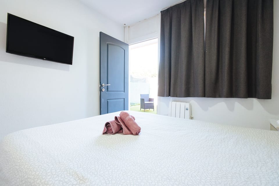 Double Room (4) | Blackout drapes, soundproofing, iron/ironing board, WiFi (free)