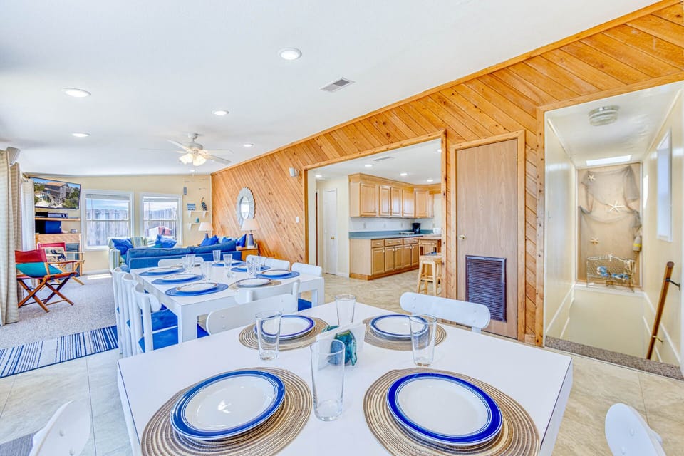 05-Surf-Or-Sound-Realty-834-Sleepy Dog-Dining Area-1