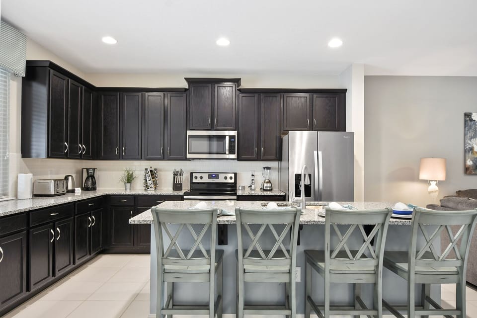Breakfast bar with counter seating for 4