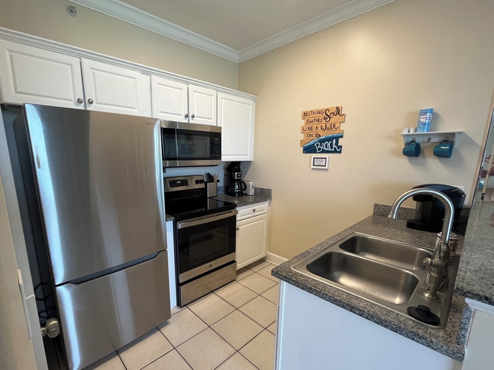 Full kitchen w/ cookware