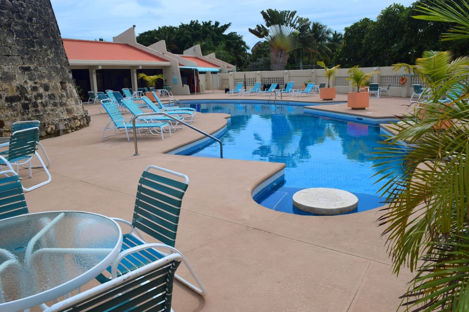 Drink cocktails with your friends at the pool's edge.
