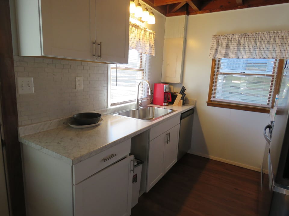 Fully stocked kitchen w/ a dishwasher 