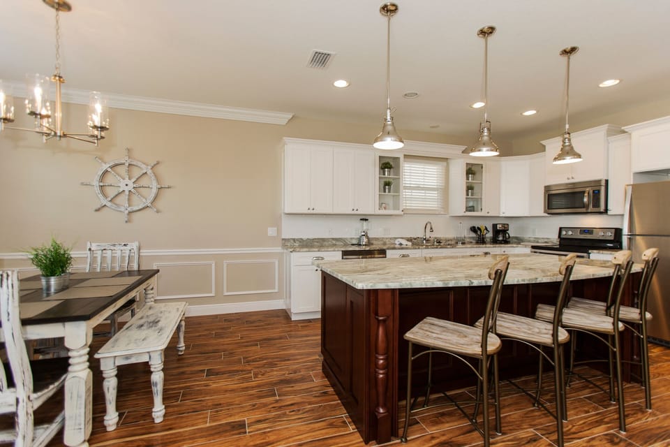 KITCHEN/DINING