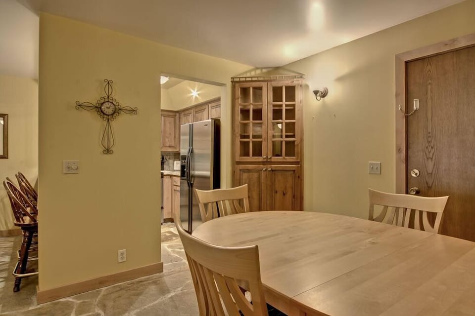 ec106_dining2