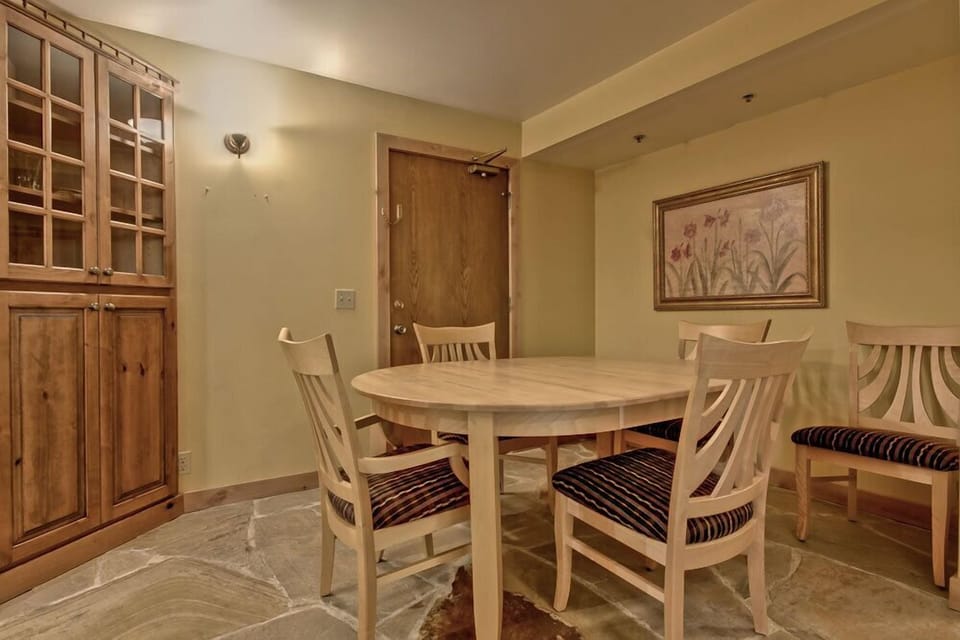 ec106_dining1