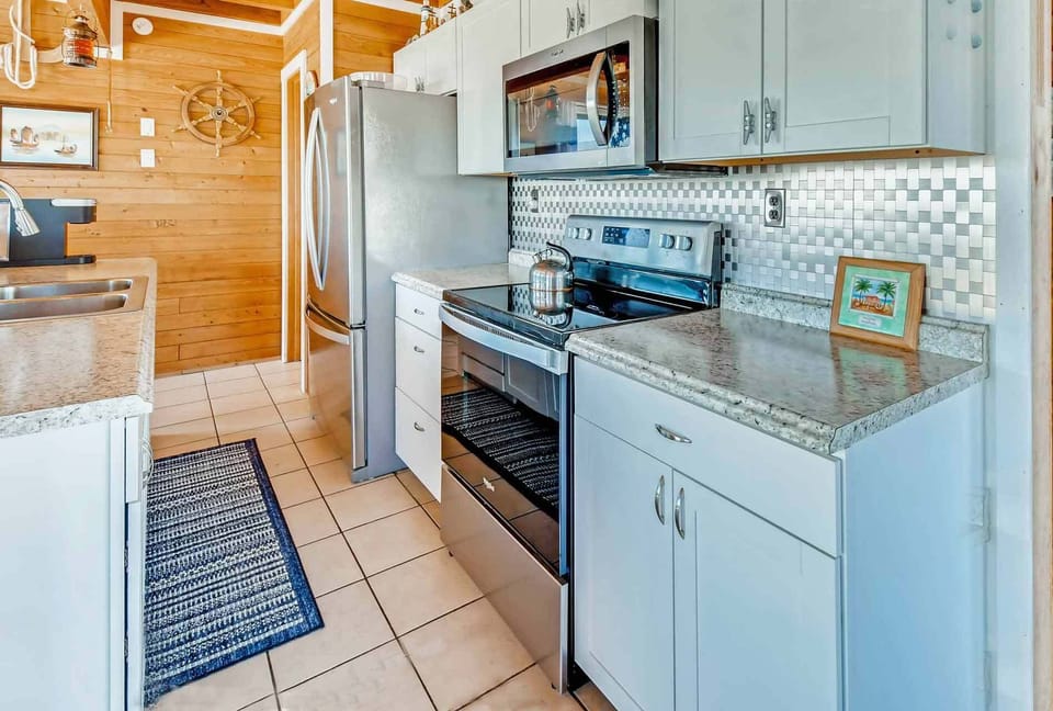 Surf-or-Sound-Realty-43-Parrot'dice-Kitchen