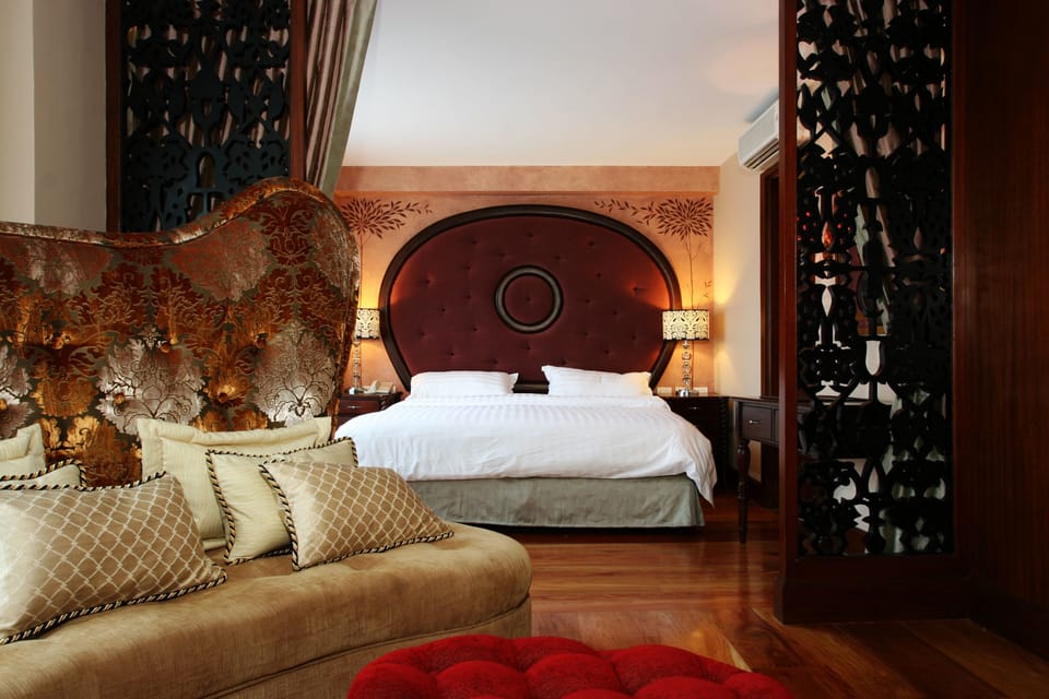 Suite, 1 King Bed | In-room safe, desk, blackout drapes, soundproofing