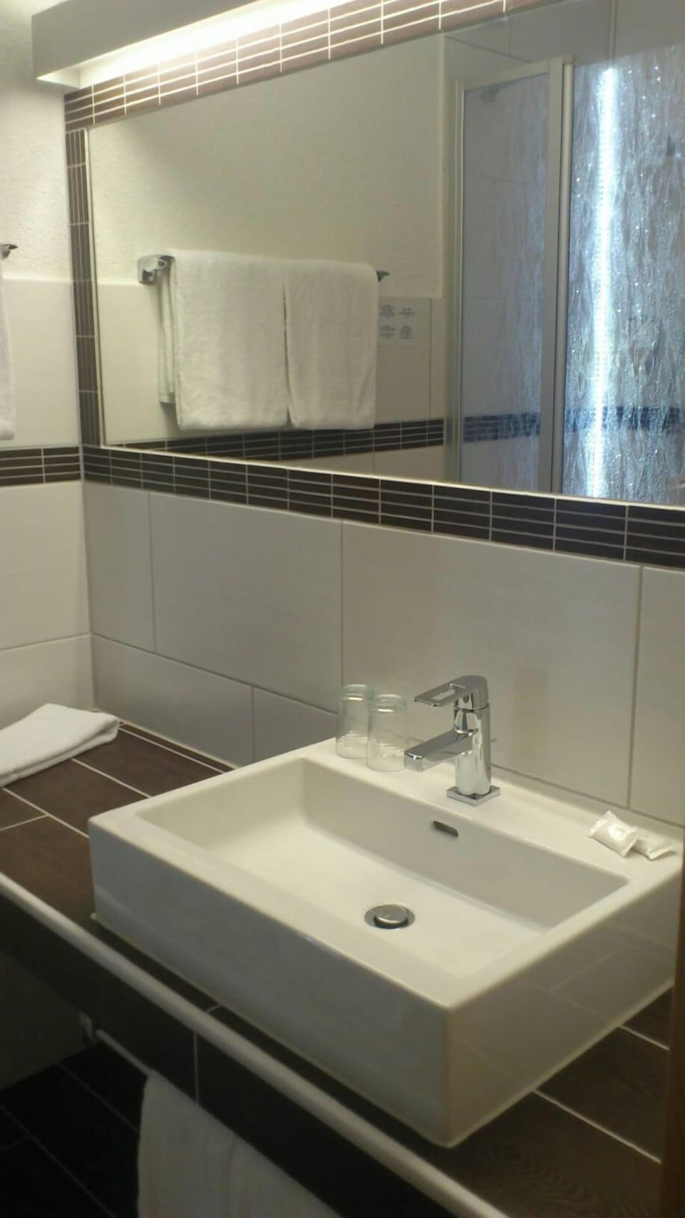 Shower, eco-friendly toiletries, towels