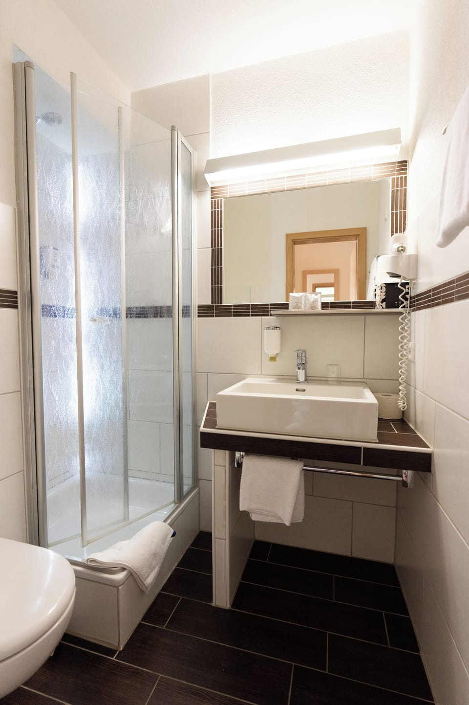 Shower, eco-friendly toiletries, towels