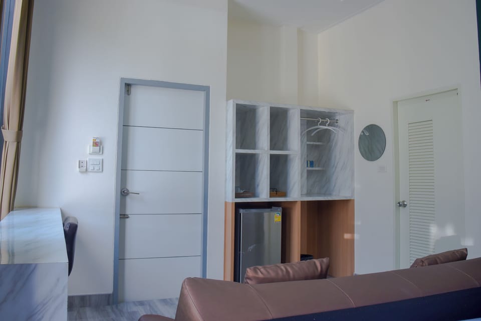 Family Room | Living area | 40-inch Smart TV with cable channels
