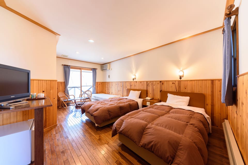 Twin Room | Minibar, bed sheets