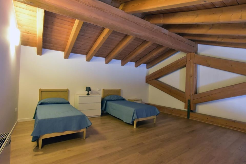 Premium bedding, minibar, desk, free WiFi