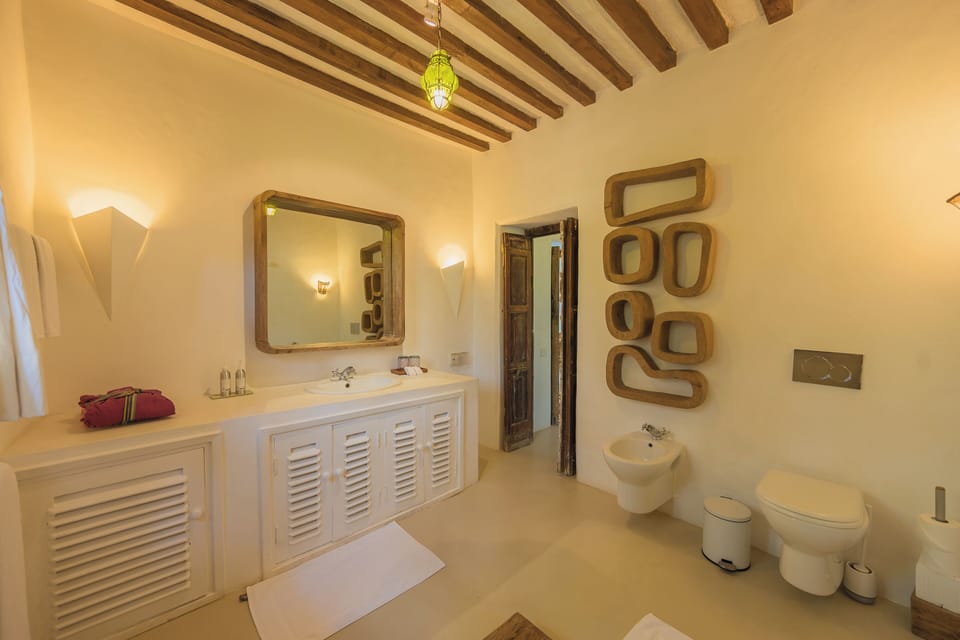 Royal Suite | Bathroom | Shower, free toiletries, hair dryer, bathrobes