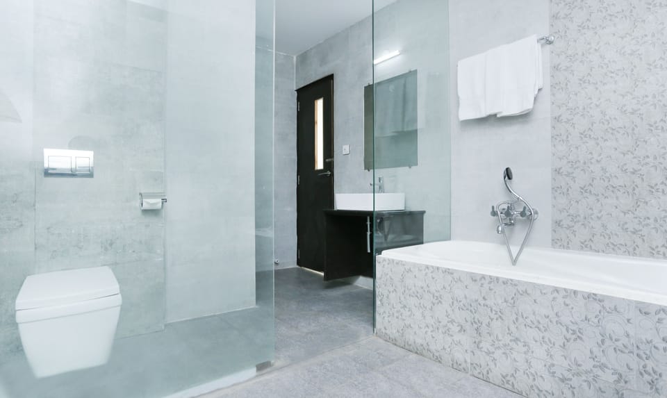 Deluxe Room | Bathroom | Shower, free toiletries, towels, soap