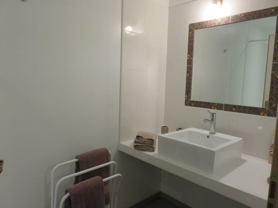 Double Room (Clos du Madon) | Bathroom sink