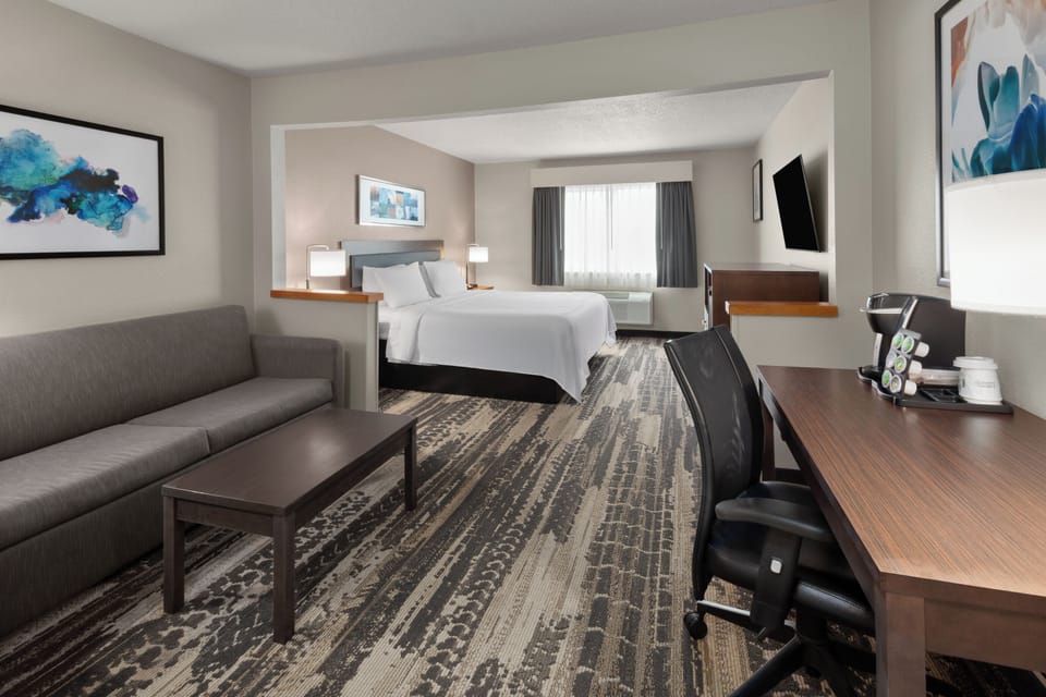 Junior Studio Suite, 1 King Bed, Non Smoking | Premium bedding, in-room safe, desk, iron/ironing board