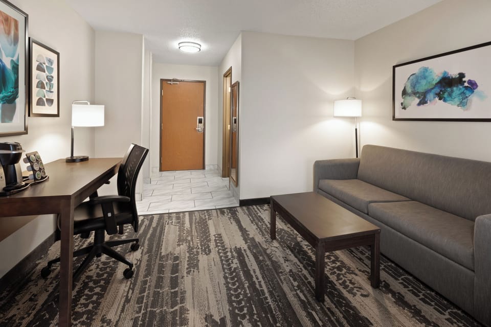 Junior Studio Suite, 1 King Bed, Non Smoking | Premium bedding, in-room safe, desk, iron/ironing board