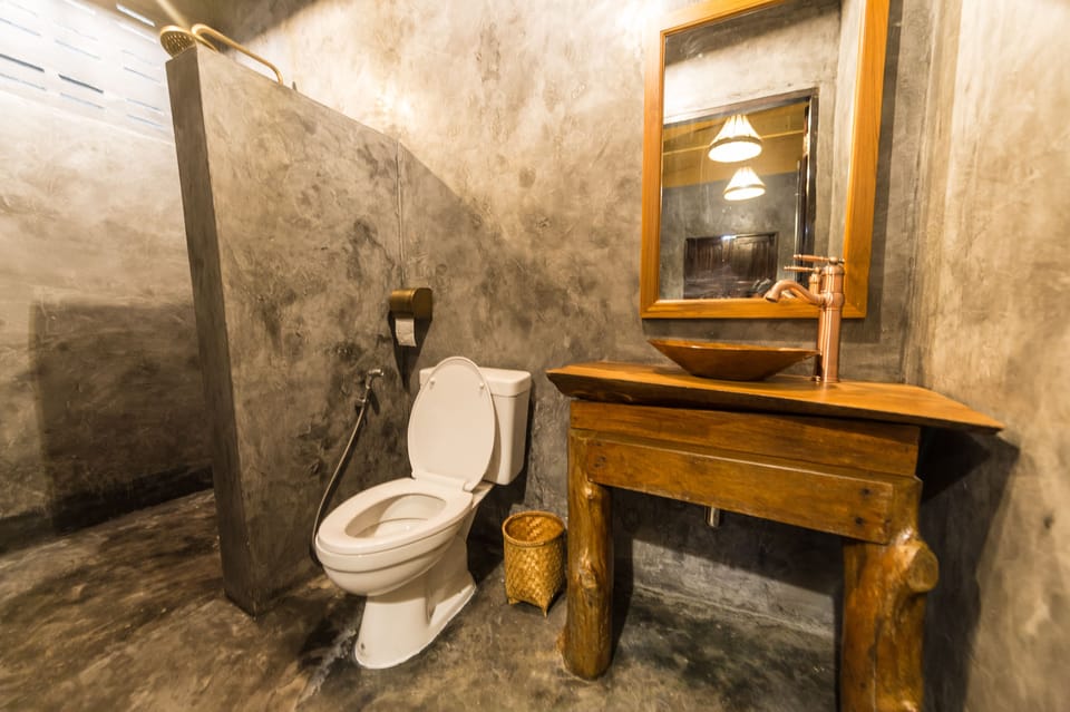 Deluxe Room | Bathroom | Free toiletries, slippers, towels