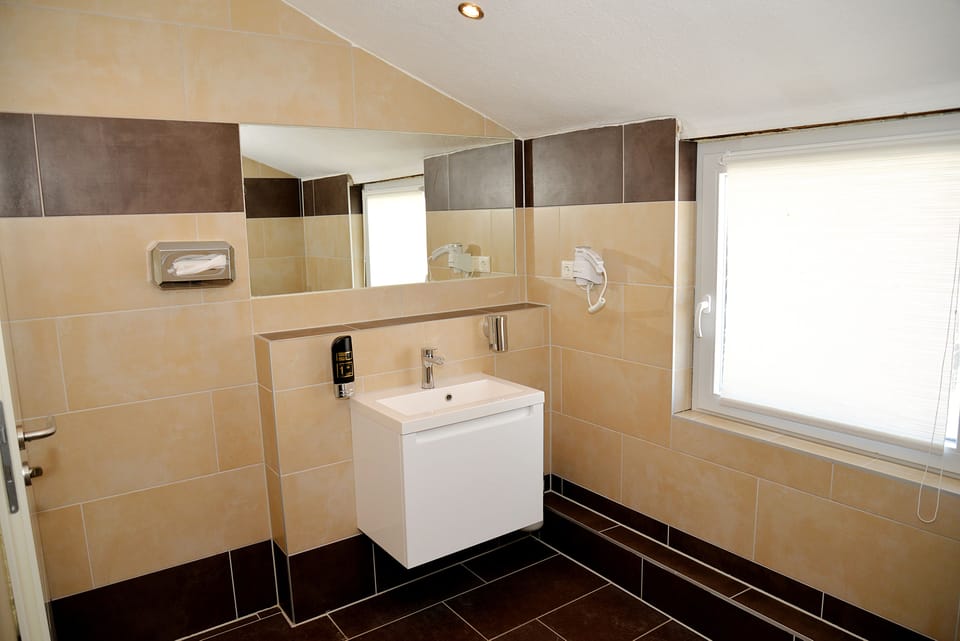 Shower, free toiletries, hair dryer, towels