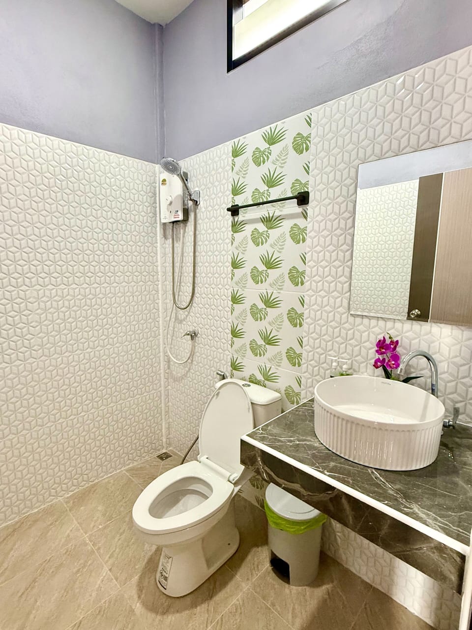 Deluxe Room | Bathroom | Shower, rainfall showerhead, towels, soap