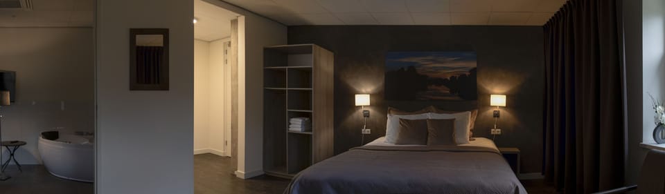 Suite, Jetted Tub | Premium bedding, desk, soundproofing, iron/ironing board