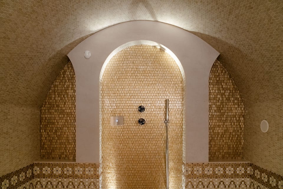 Luxury Studio Suite | Bathroom | Shower, rainfall showerhead, free toiletries, hair dryer