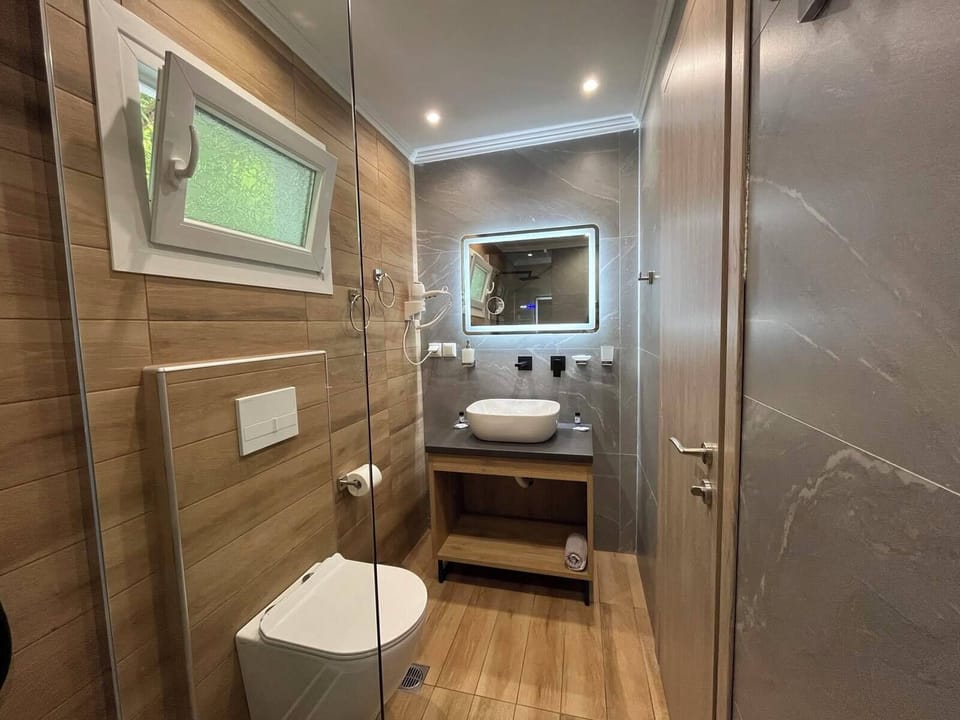 Deluxe Townhome | Bathroom | Shower, rainfall showerhead, free toiletries, hair dryer