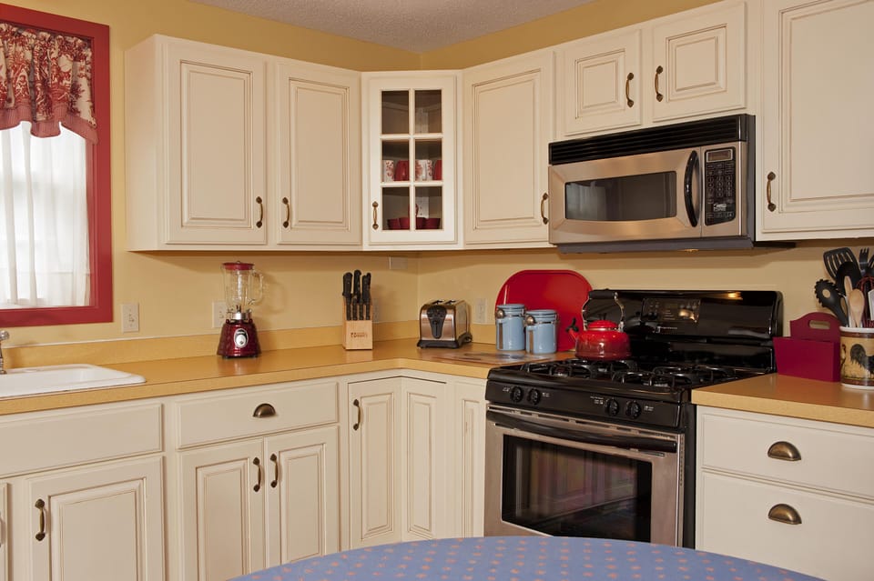 Full kitchen, dishwasher, and accompaniments 