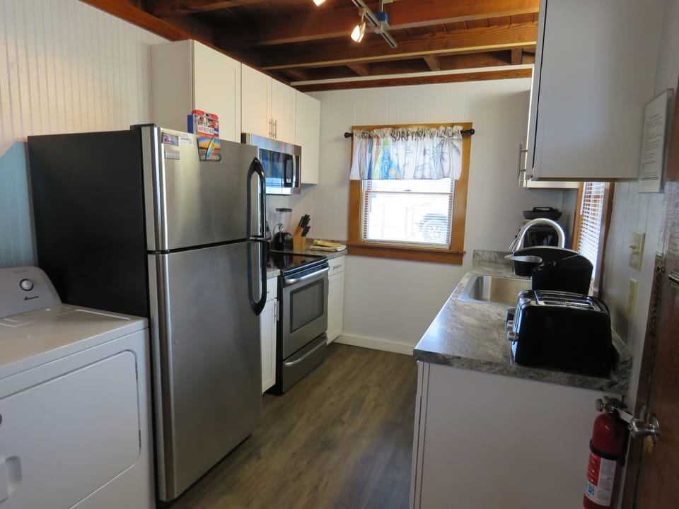 Fully stocked kitchen with 2 kinds of coffee makers 