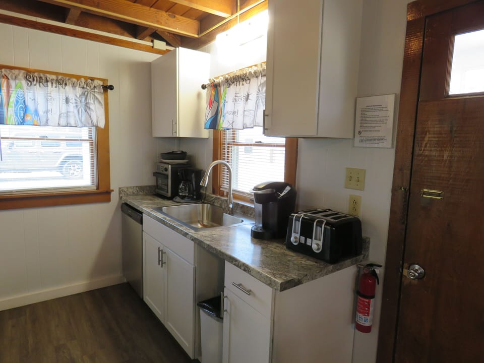 Fully stocked kitchen w/ a dishwasher 