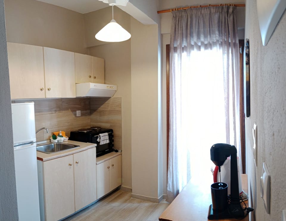 Classic Apartment, 1 Bedroom, Balcony, Sea View | Private kitchen | Electric kettle