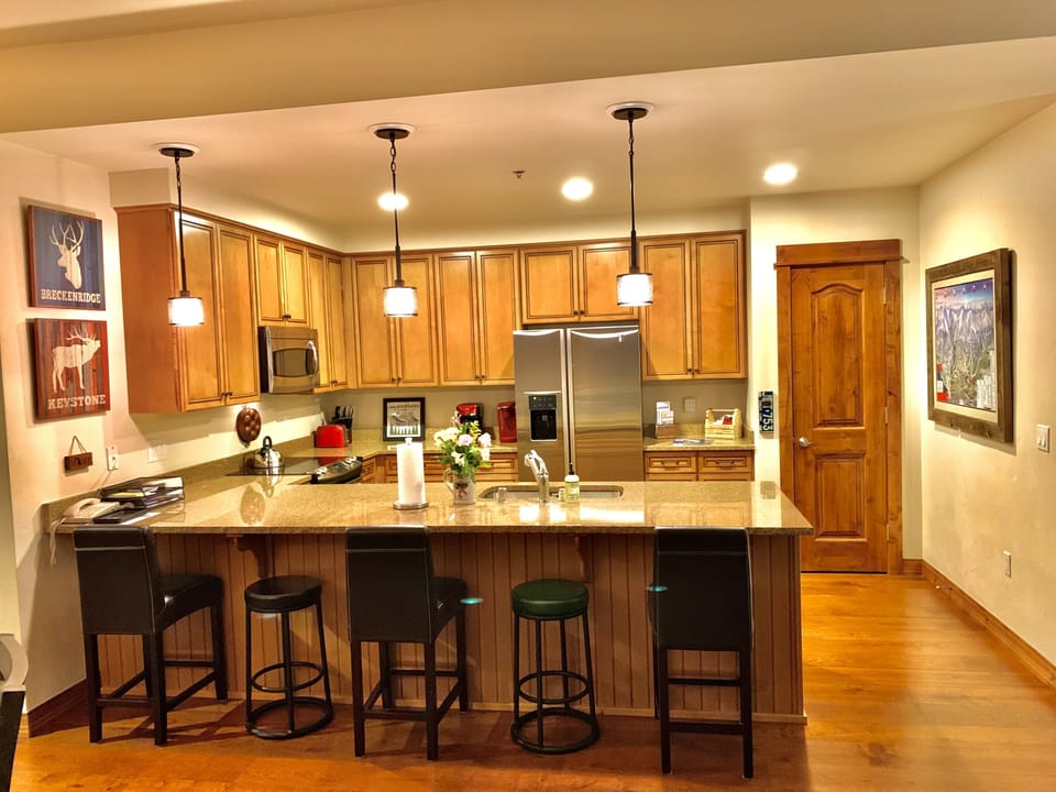Seating for 5 at the marble kitchen counter