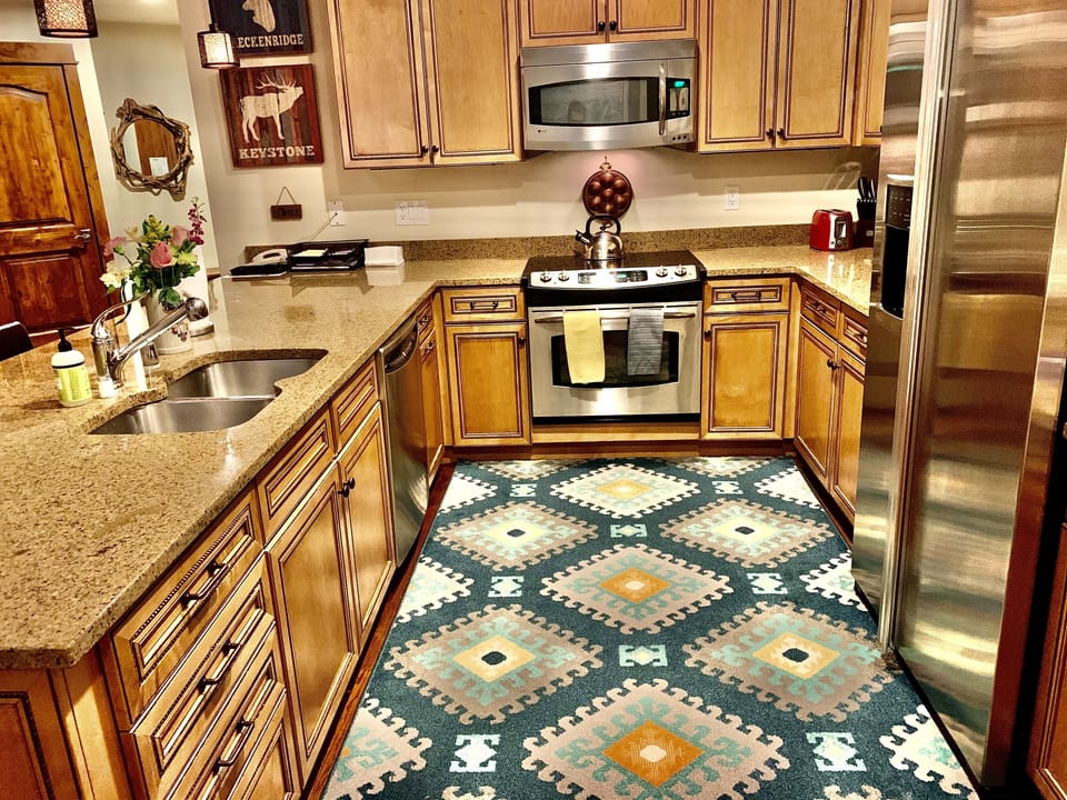 Spacious full sized kitchen