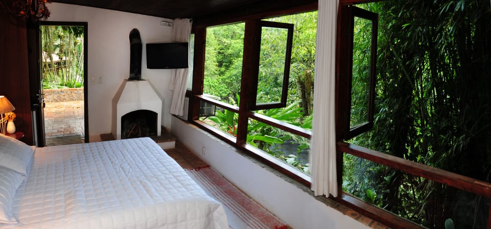 Chale Bamboo 11 | Minibar, blackout drapes, iron/ironing board, free WiFi