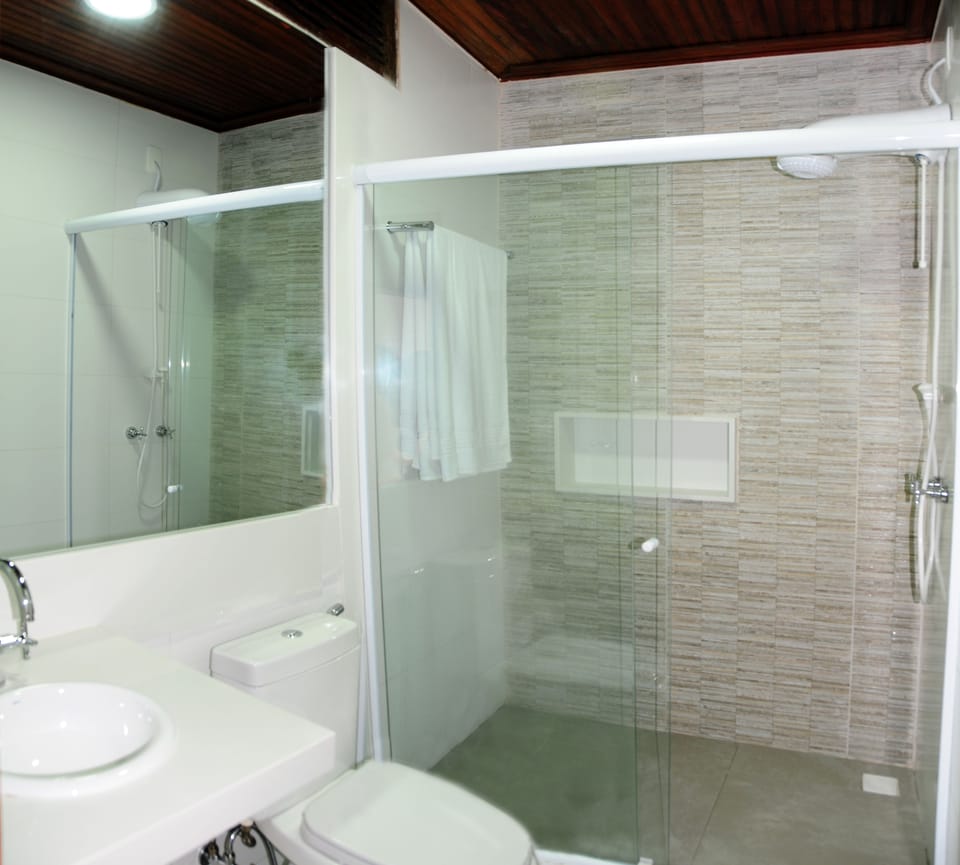 Apartamento Standart 03, 04 ou 05 / 05 | Bathroom | Shower, free toiletries, towels