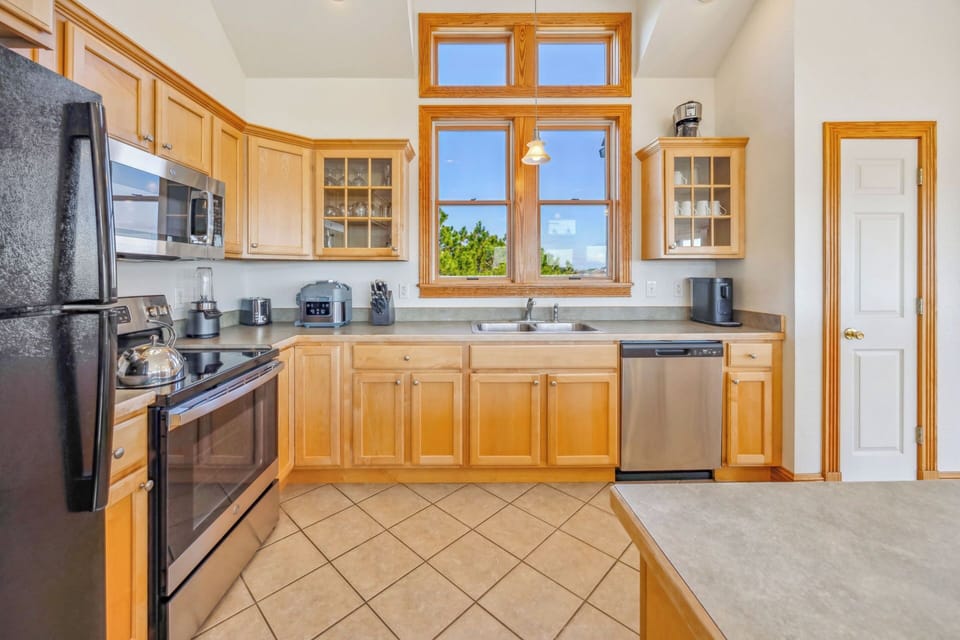 Surf or Sound Realty - 573 - Lou's Retreat - Kitchen -2