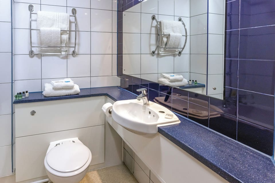 Combined shower/tub, hair dryer, towels