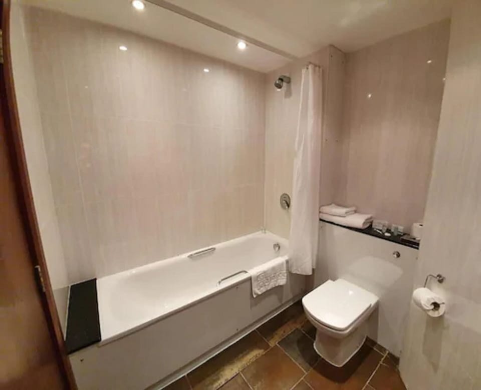 Combined shower/tub, free toiletries, hair dryer, towels