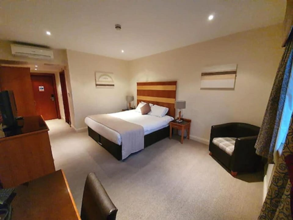 Standard Double Room (Ensuite) | In-room safe, desk, iron/ironing board, free WiFi