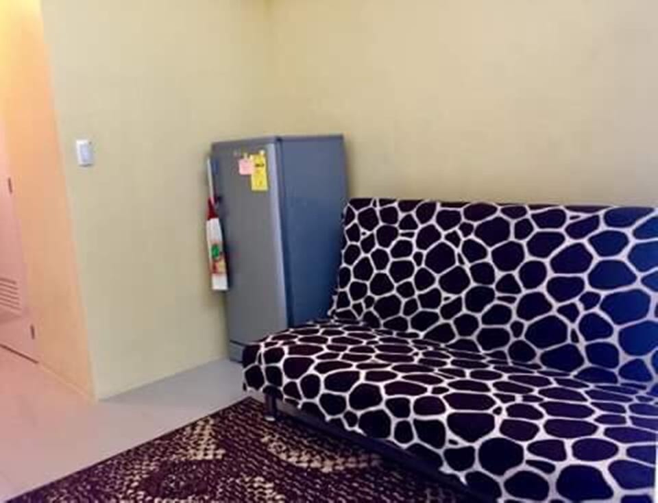 1 Bedroom Unit | Living area | 22-inch flat-screen TV with cable channels, TV