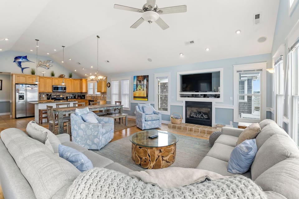 JR101: Avalon | Top Level Living Area - Fireplace Not Available For Guest Use