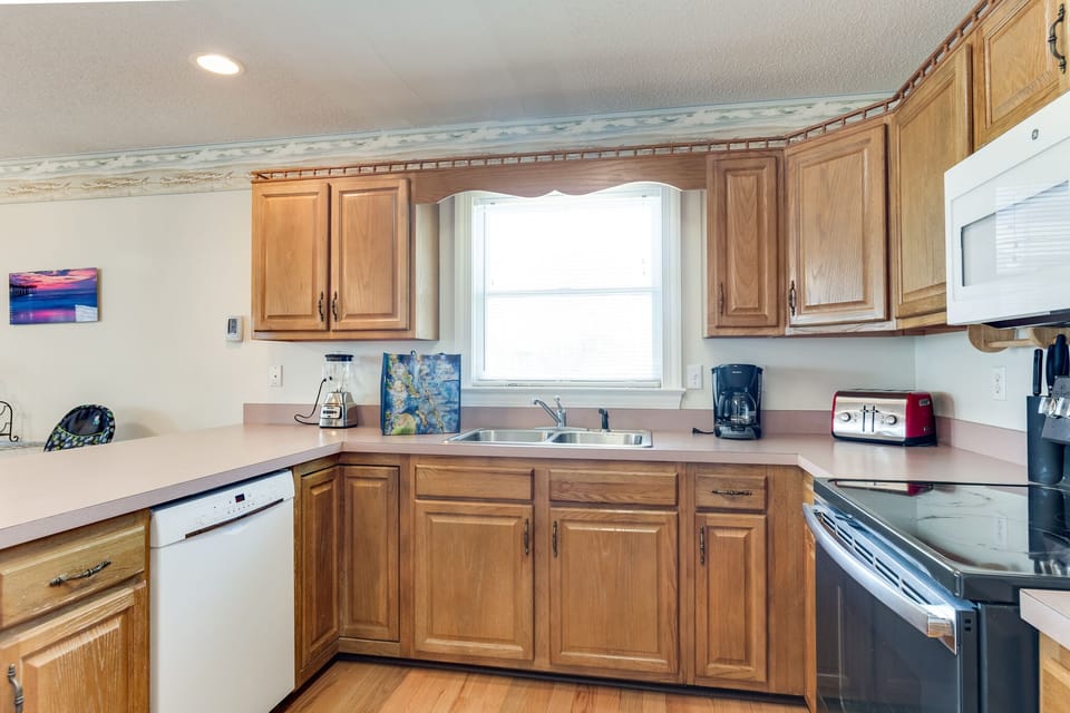 SN39: Crab Cottage | Mid Level Kitchen