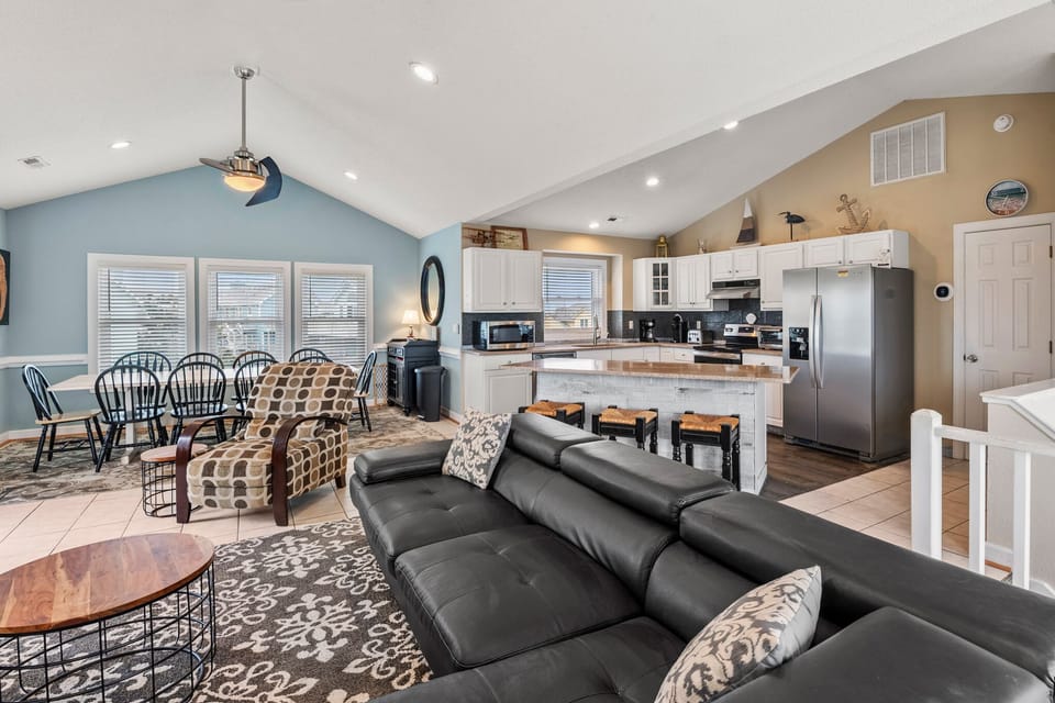 SS47: Vacation Station | Top Level Living Area